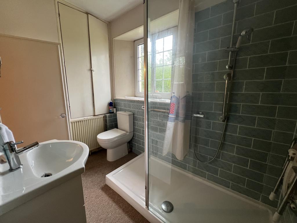 Lot: 128 - UNIQUE DETACHED PROPERTY FOR REFURBISHMENT WITH POTENTIAL - General view of the shower room Rockwood House